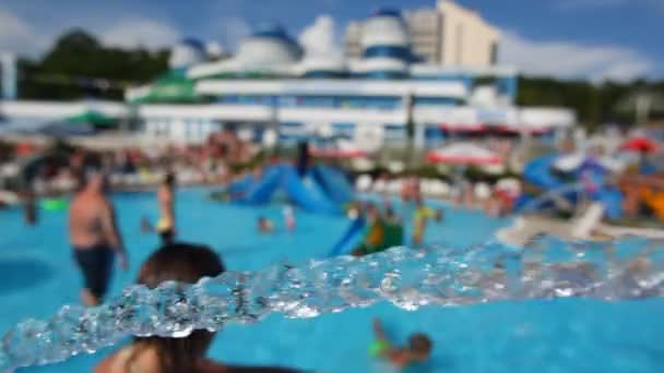 I aquapark, fokusera på ström av vatten i förgrunden — Stockvideo