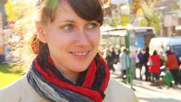 Retrato de mujer sonriente de cerca en las ciudades de la calle delante de antes de la parada de autobús — Vídeos de Stock