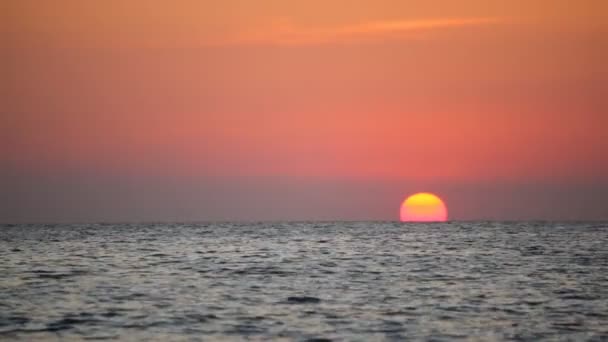 coucher de soleil rouge sur la côte de la mer Noire 