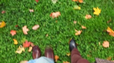erkek ve kadın ile sonbahar yaprakları yeşil çimenlerin üzerinde yürüyüş, görünümüne ayak