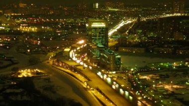 gece modern bir şehirde bir karayolu üzerinde tempolu bir hareket. zaman atlamalı.
