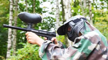adam kask ve maske ile paintball silahı stand ve bu hedefler yapar