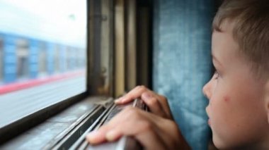 çocuk gibi gidiyor tren penceresinde ters yönden gelen tren geçmiş