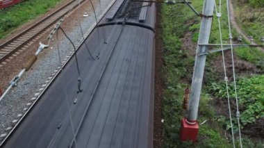 banliyö treni, sonbaharda çabuk geçiyor. overhand yazın