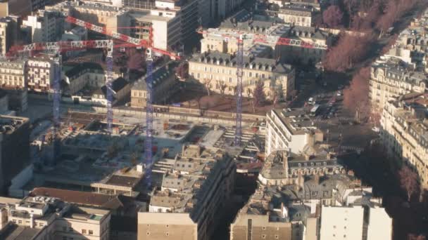 Jeřáby na staveniště v centru Paříže, Francie, pohled shora. časová prodleva. — Stock video