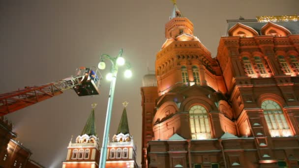 Mounter changing workless street lamp on moscow night street — Wideo stockowe