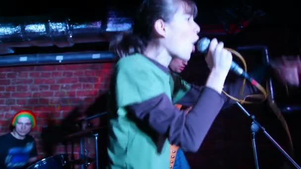 年轻女歌手唱歌，背景中的音乐家 — 图库视频影像