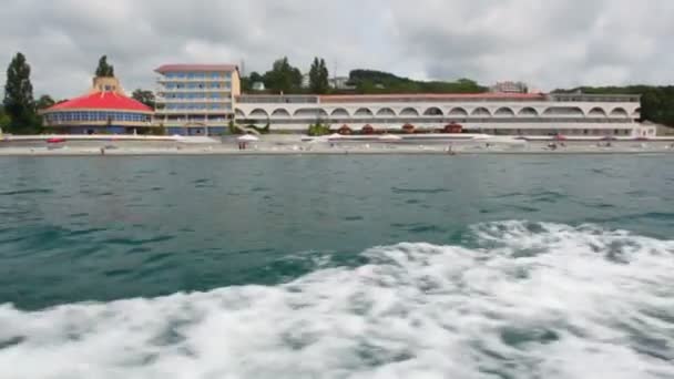 Vista sobre balneario en la orilla del mar de ir cortador — Vídeos de Stock