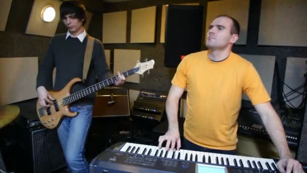 Guitarist and keyboard player playing in studio — Stock Video