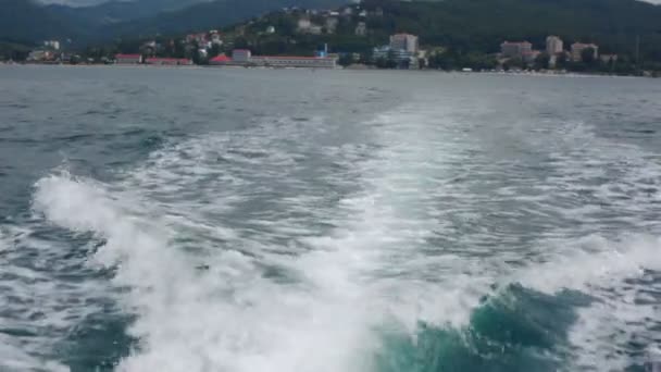 Balneario montaña mar orilla, vista desde el bote — Vídeos de Stock