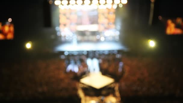Panorama tlumená světla scény v koncertním sále — Stock video