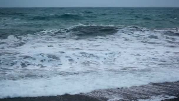 Olas azules del mar, clima opaco — Vídeo de stock