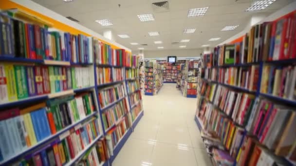 Panorering av bokhandelns inredning — Stockvideo