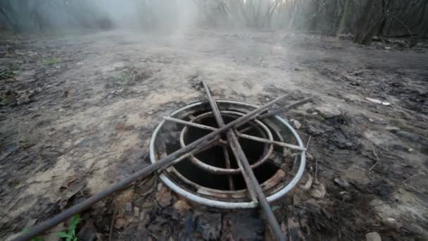 森林里冒蒸汽的下水道井眼 — 图库视频影像