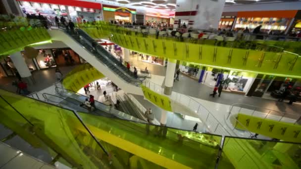 Corriendo sobre escaleras mecánicas en el centro comercial de varios pisos — Vídeos de Stock