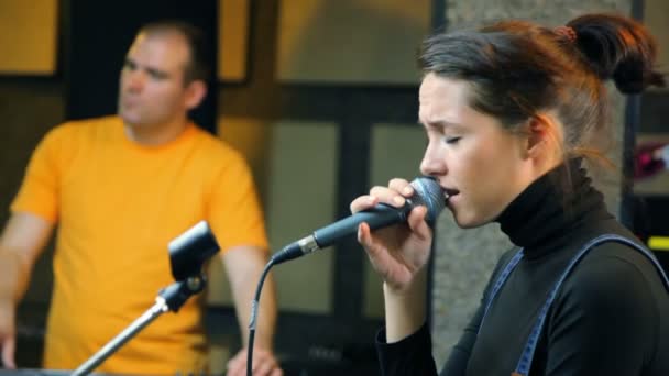 Menina com microfone cantando em estúdio — Vídeo de Stock