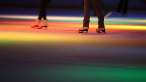 Patinaje sin cabeza en pista de patinaje con iluminación — Vídeo de stock