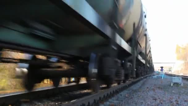 Zug fährt an der zitternden Kamera vorbei — Stockvideo