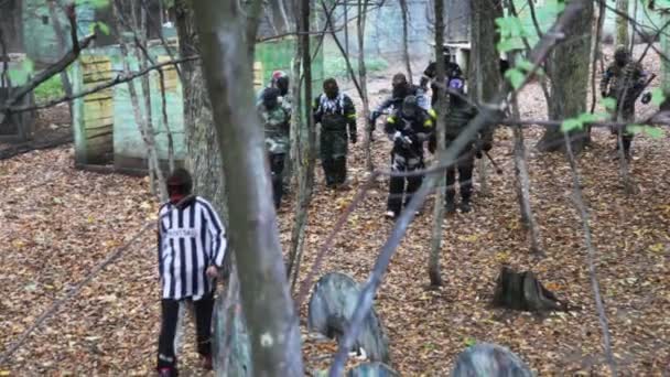 Gruppo di giocatori in paintball parte dal parco giochi dopo la partita — Video Stock