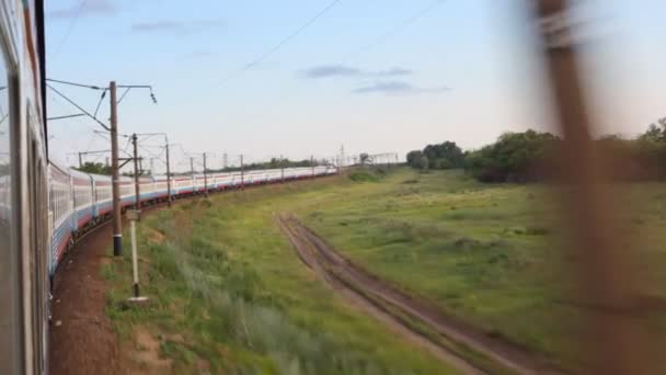 Landevei og omkringliggende natur, utsikt fra tog i bevegelse – stockvideo