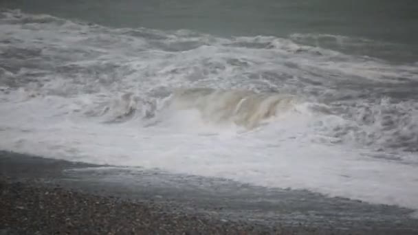 大海卵石海岸，沉闷的天气在风暴中冲浪 — 图库视频影像