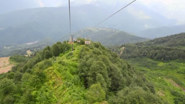 Vídeo del movimiento funicular sobre el bosque en las montañas — Vídeos de Stock