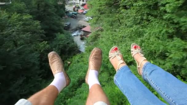 Pés de turistas que se movem em funicular — Vídeo de Stock