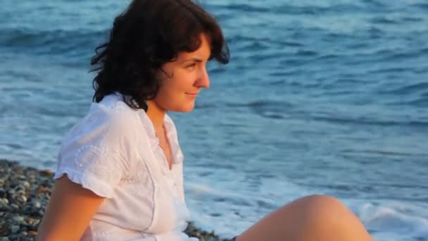 Portrait de jeune femme, agitant la mer en arrière-plan — Video