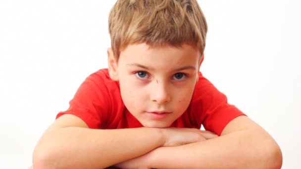 Small boy sits having put head on hands — Stock Video