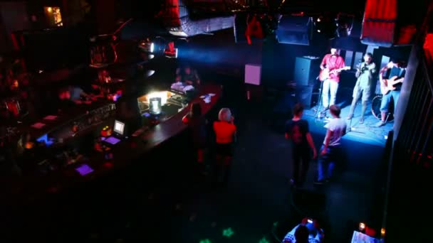 クラブのステージ上でライブの音楽グループ — ストック動画