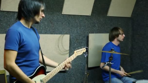 Grupo musical tocando en el estudio, panning — Vídeo de stock
