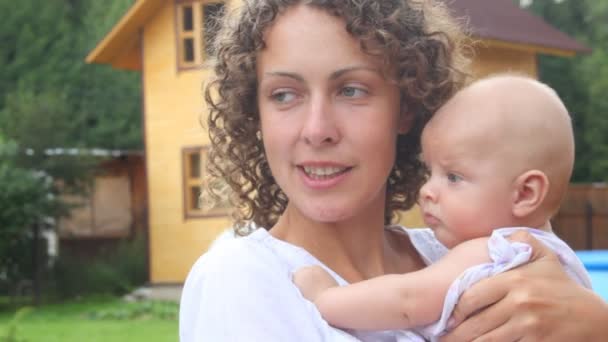 Matka a dítě při pohledu na sebe — Stock video