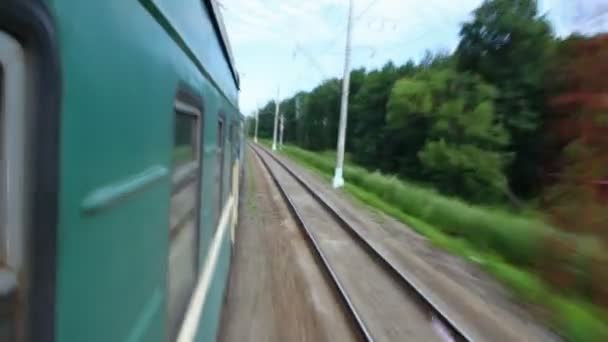 Vista desde el tren que va en el país, la cámara sale y vuelve — Vídeo de stock