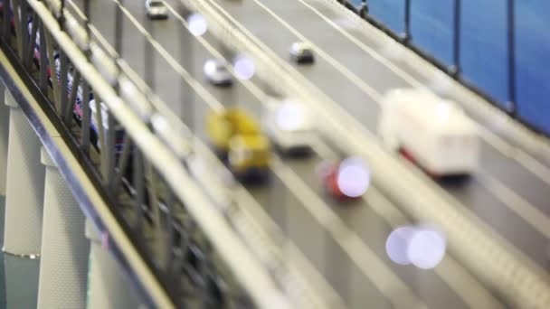 おもちゃの小さな自動車車、トラック、鉄道橋の上に立つ. — ストック動画