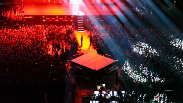 Espectadores sentam-se na grande sala de concertos e olham a realização do cantor — Vídeo de Stock