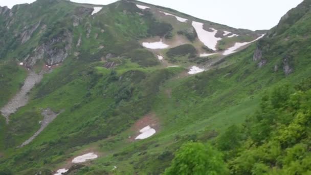 Видео с фуникулера, поднимающегося в горы — стоковое видео