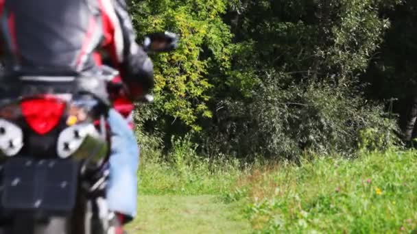 Två cyklister på motorcyklar går framåt på gångstig i park — Stockvideo