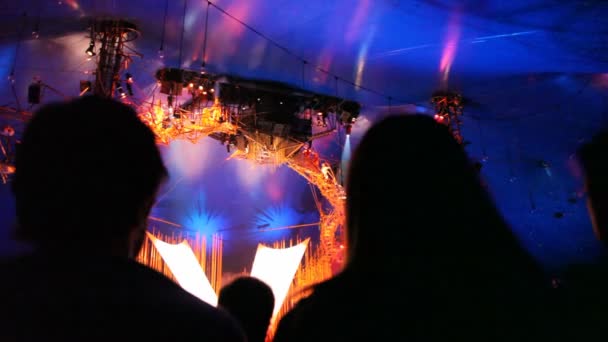 Spectators watching show of acrobats in circus — Stock Video