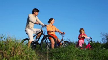 ailenin kızı ile Bisiklet ve görüşmeler üzerinde oturur