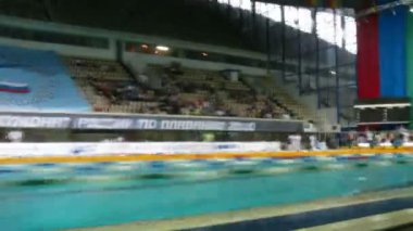 Moskova - 10 Mayıs: Rusya açık Şampiyonası üzerinde Mayıs 10, 2010, Moskova yüzme. daha önce Yüzme yarışmaları yerlerde taşıyın. Kamerayı oraya geri taşır. zaman atlamalı.