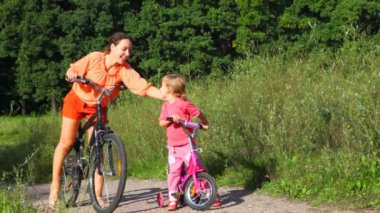 ikisi de biner sonra Bisiklet arka kızı üzerine annesi pats