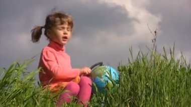 karasal globe kızla çim gökyüzü oturur