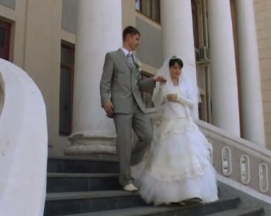 damat ve gelin merdivenlerden geliyor