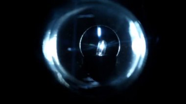 flaşör karanlıkta hızla döner ve loş bir ışık yayıyor