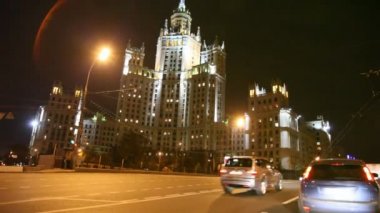 gece araba Moskova'da yapı tarafından geçmiş