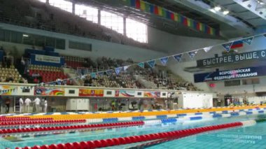 Moskova - 10 Mayıs: Rusya açık Şampiyonası üzerinde Mayıs 10, 2010, Moskova yüzme. Gelin ve oturun yerlerde daha önce Yüzme yarışmaları. zaman atlamalı.