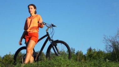 Bisiklet yaz alanında olan kadın