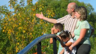 Aile dört duran bridge park ve uzak görünüyor üzerine profili