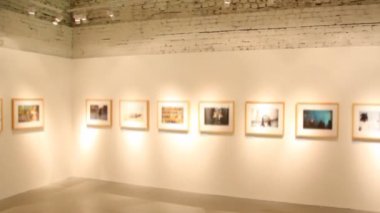 sergi salonunda bulanık sanat resimleri