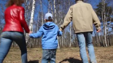 Üç el katıldı sahip aile huş grove kameradan bahar yürür